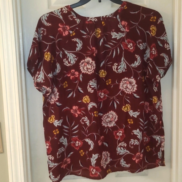 Burgundy top with floral print - Picture 2 of 2